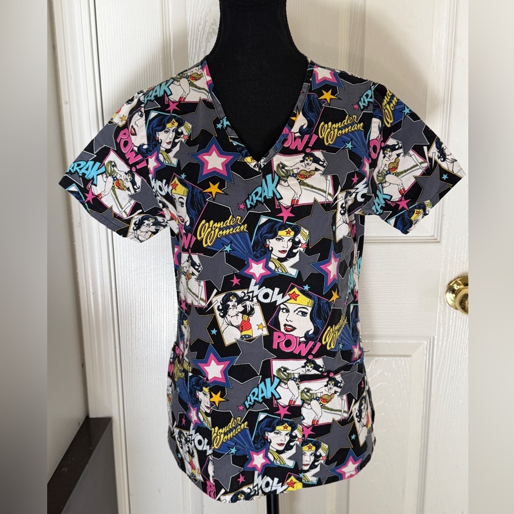 Wonder Woman Scrub Top XS DC Comics Cotton V-Neck